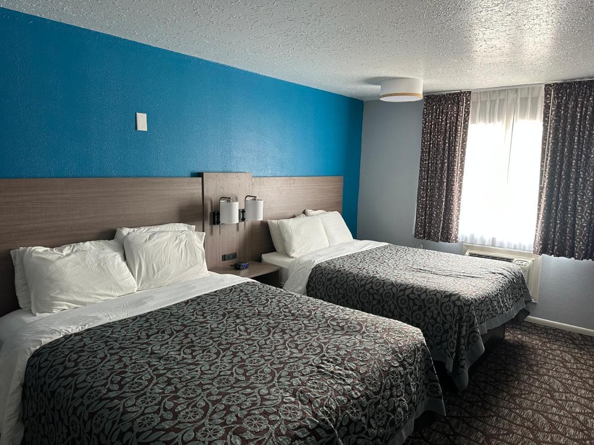 Baymont By Wyndham Manistee Hotel Exterior photo