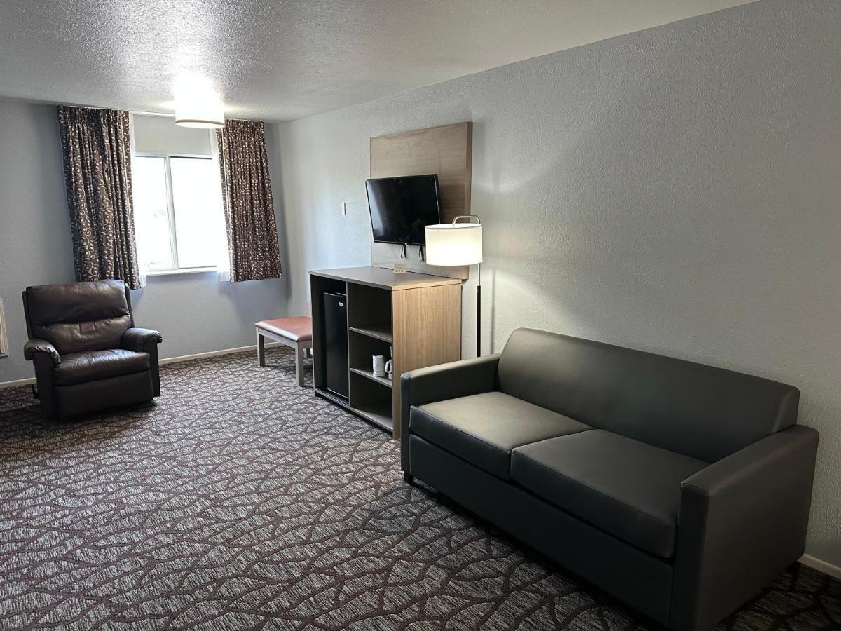 Baymont By Wyndham Manistee Hotel Exterior photo